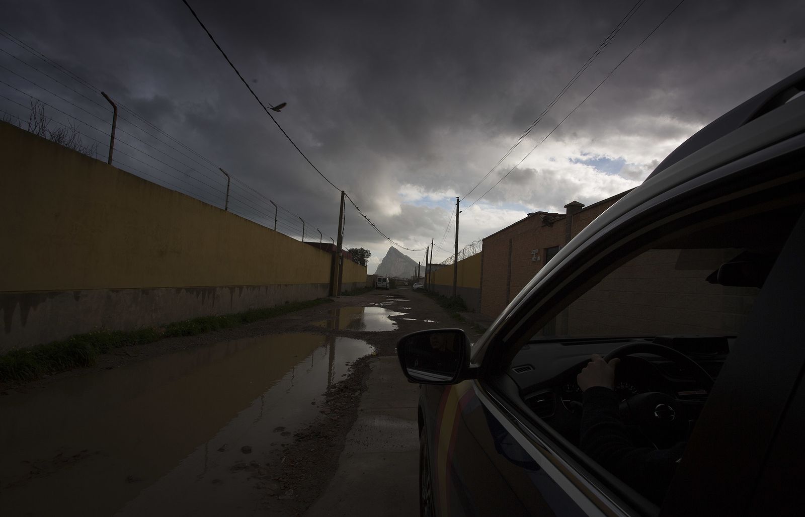 Recorrido en un patrullero de la Policía Nacional a las zonas del narcotráfico en el campo de Gibraltar, en imágenes