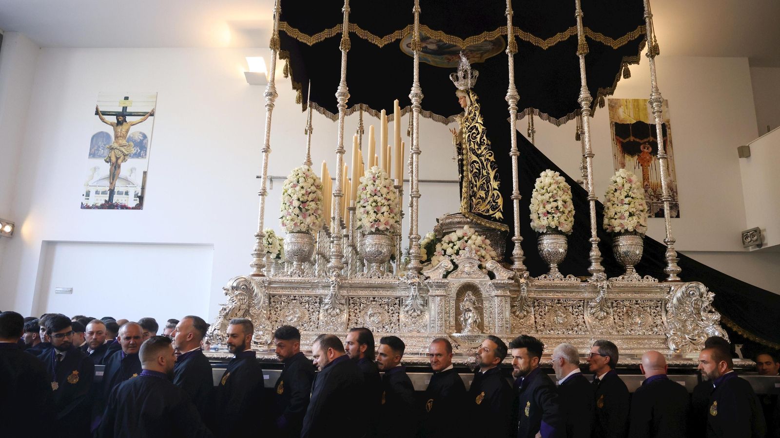 La Virgen del Mayor Dolor en su Soledad minutos antes de su salida.