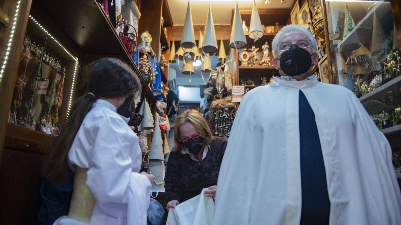 Las pruebas de las túnicas de nazareno son una constante estos días de cuaresma.