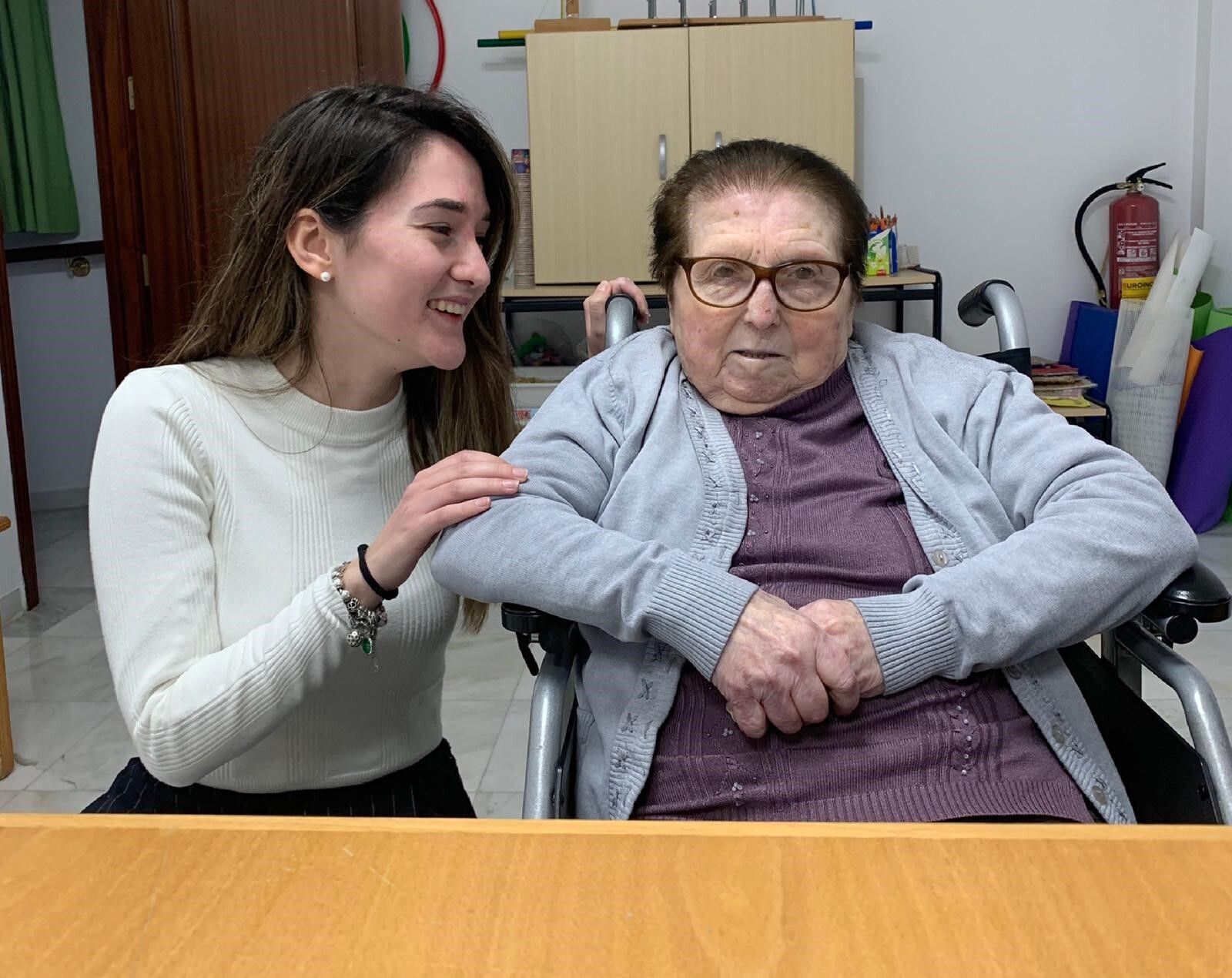 Mercedes, una residente de Torre Alháquime que estaba en el asilo de Alcalá del Valle, con una de sus sobrinas.