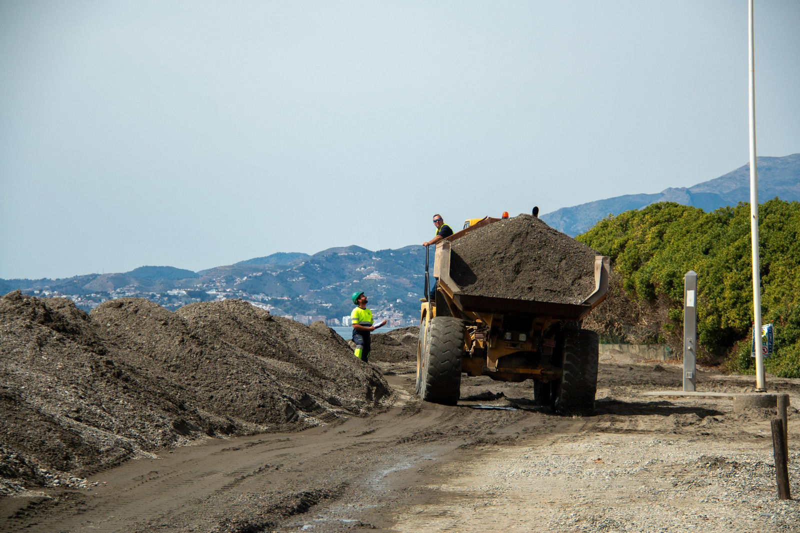 Así ha comenzado el arreglo de Playa Granada de cara a la Semana Santa