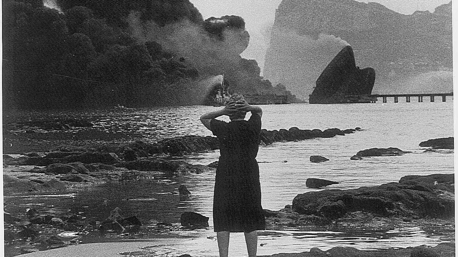 Una mujer observa el incendio de los buques Petrogen y Camponavia en la Bahía de Algeciras