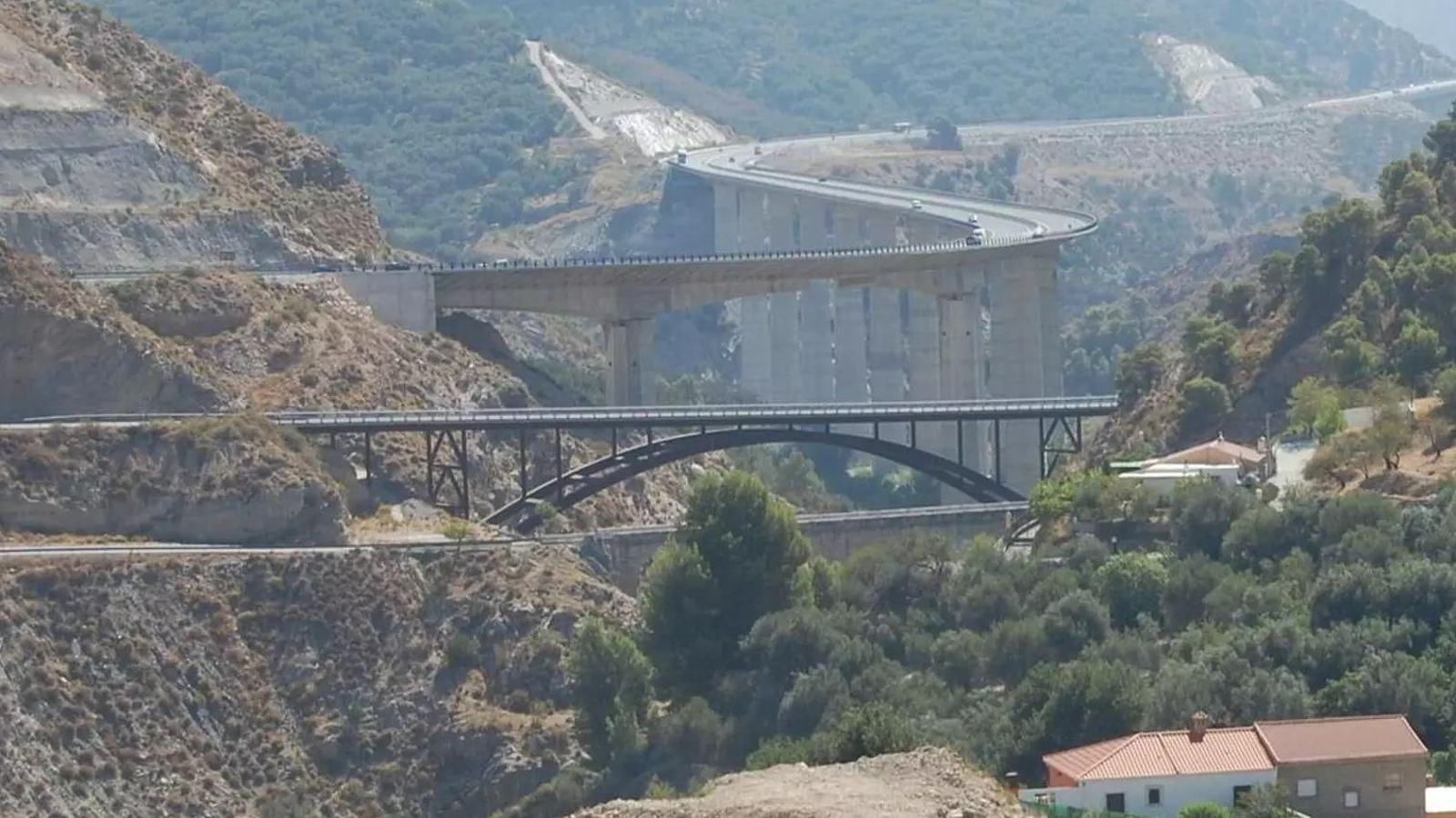Imagen de archivo de los tres puentes de Ízbor, teniendo que circular por el de hierro a partir del 9 de septiembre