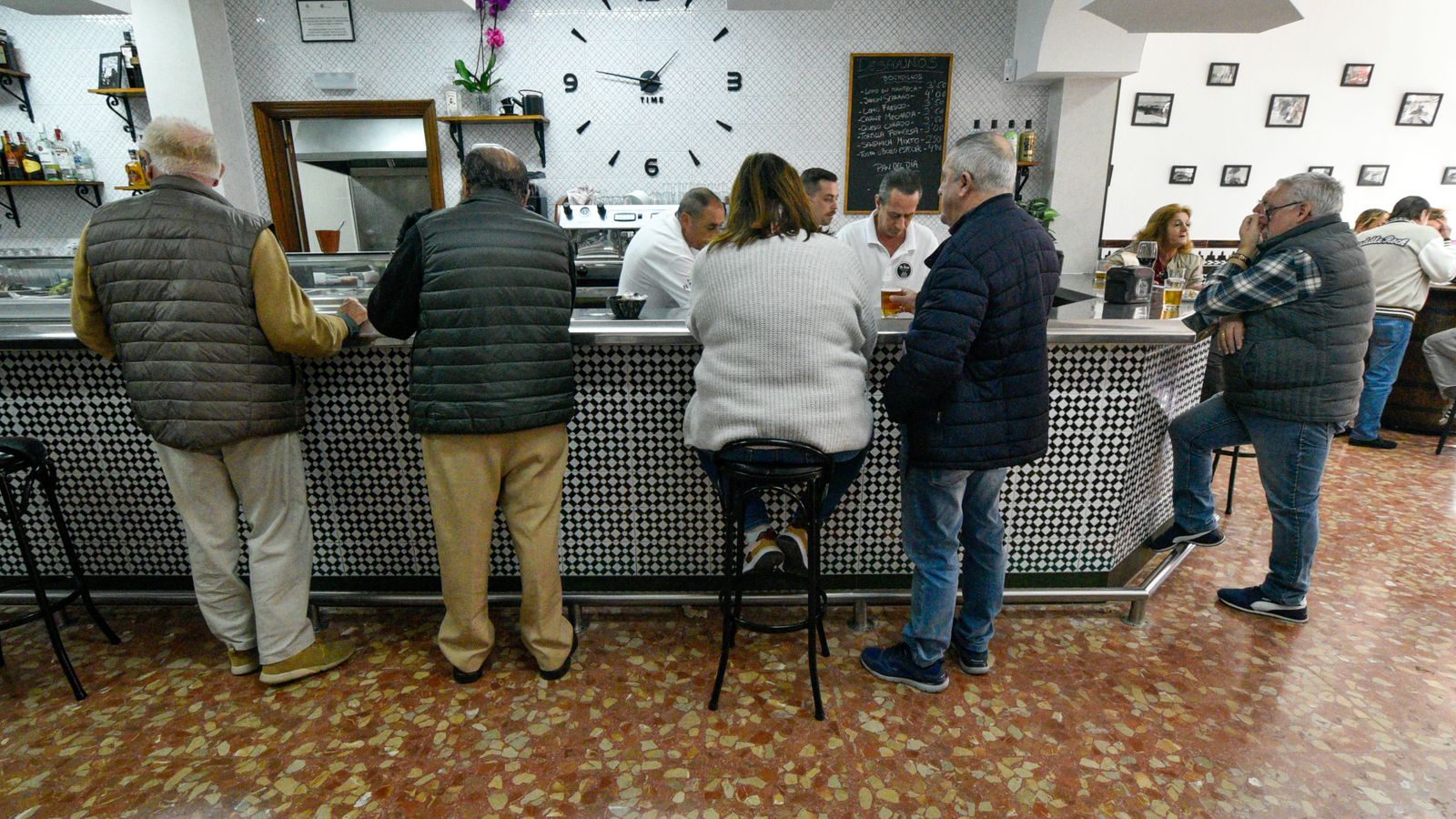 Las fotos del primer dia de reapertura del Bar 'Te dire' en Algeciras