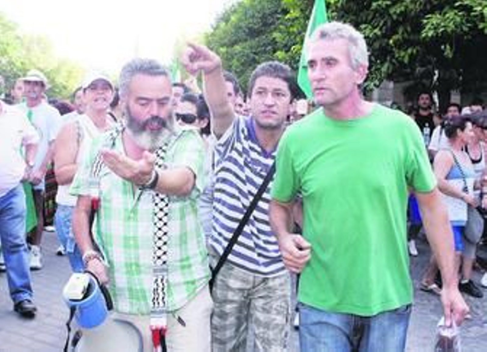 El diputado José Manuel Gordillo (IU) junto a Diego Cañamero, líder del SAT, ayer tras su liberación.