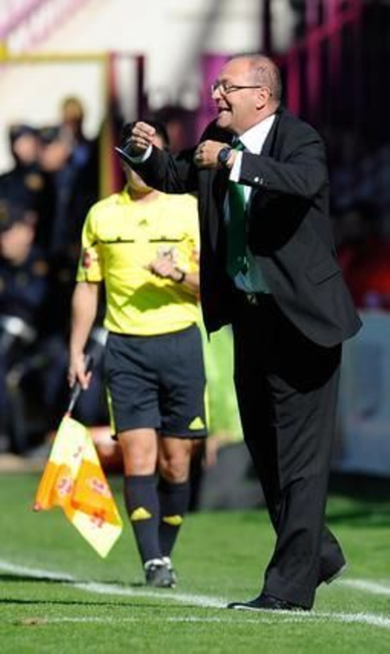 El Betis gana un partido marcado por el susto protagonizado por el jugador del Salamanca Miguel García, que sufrió una parada cardorrespiratoria en pleno partido. / LOF