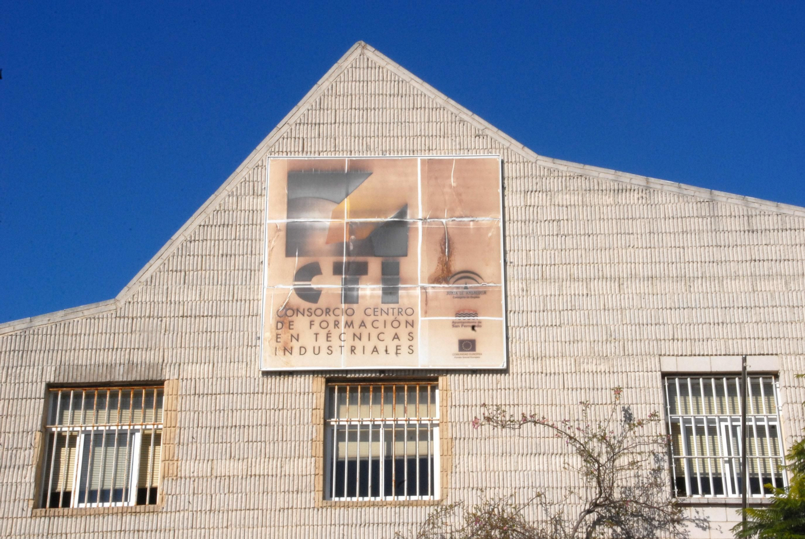 Fachada del desaparecido CTI en Fadricas.