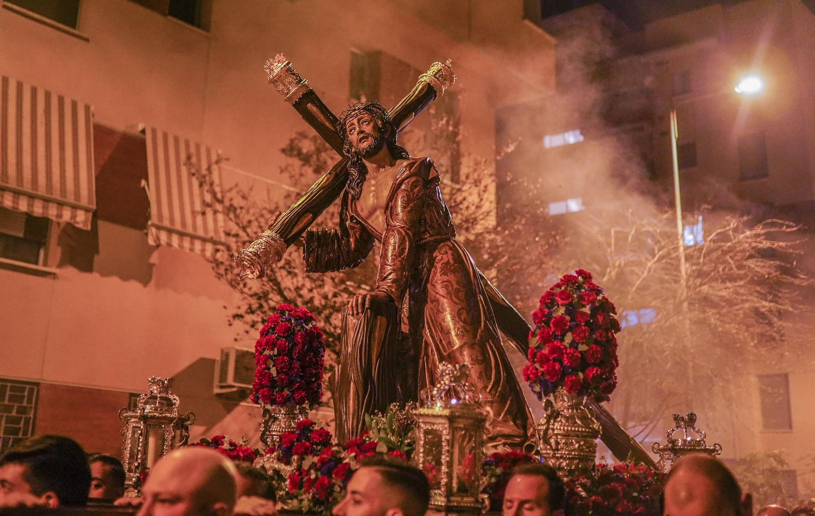 El vía crucis de la Hermandad del Trabajo, en imágenes