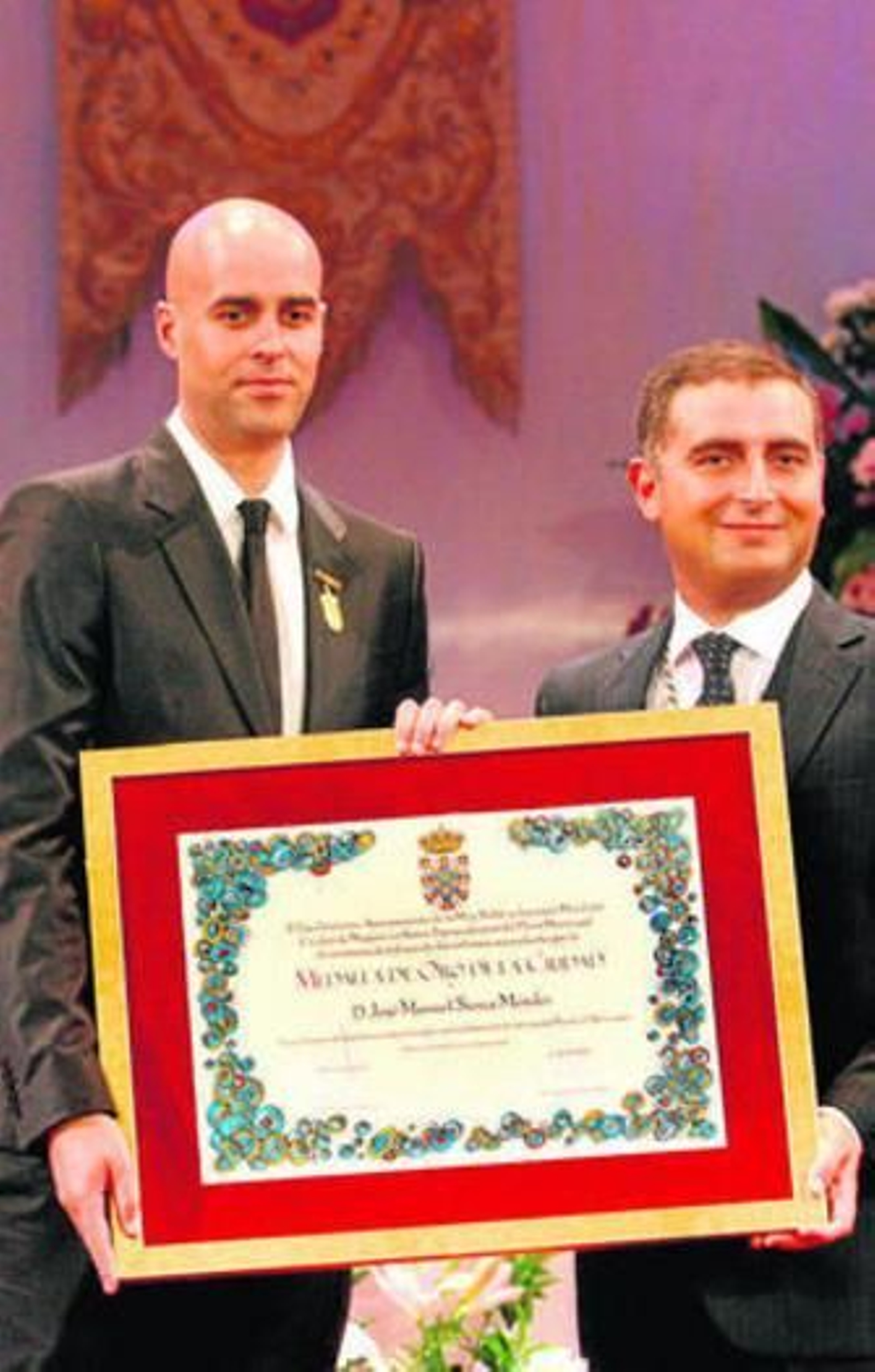 Sierra, junto al alcalde moguereño Gustavo Cuéllar, ayer.