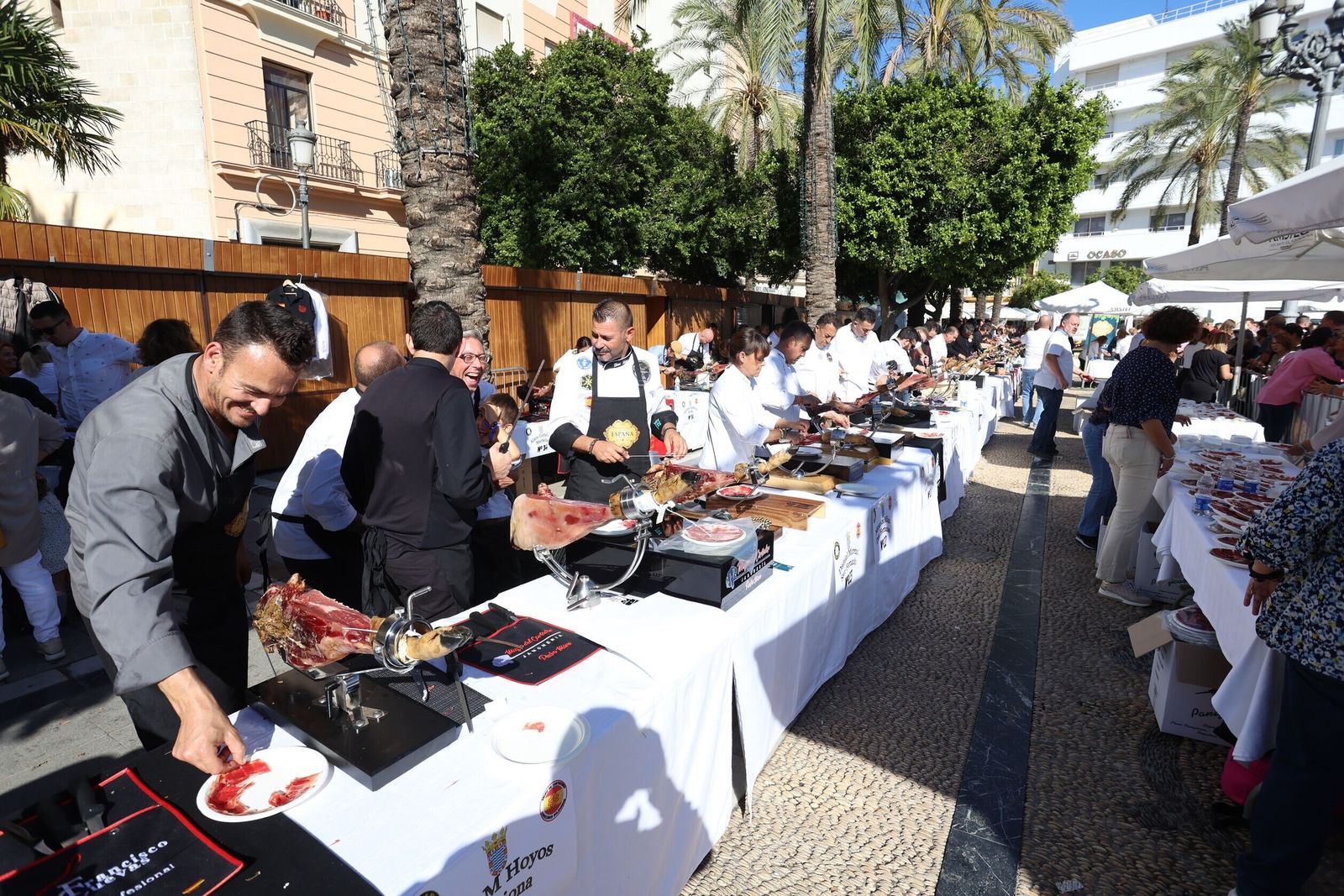 Cortadores de jamón en la plaza del Arenal a beneficio del Hogar San Juan