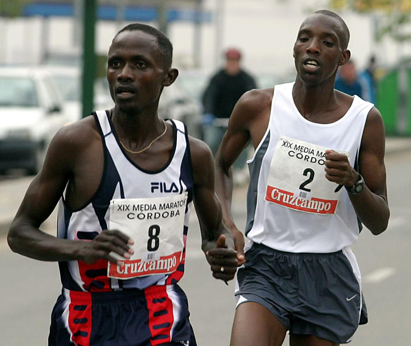 Cherono, con el dorsal 8, durante la Media Maratón de 2003.