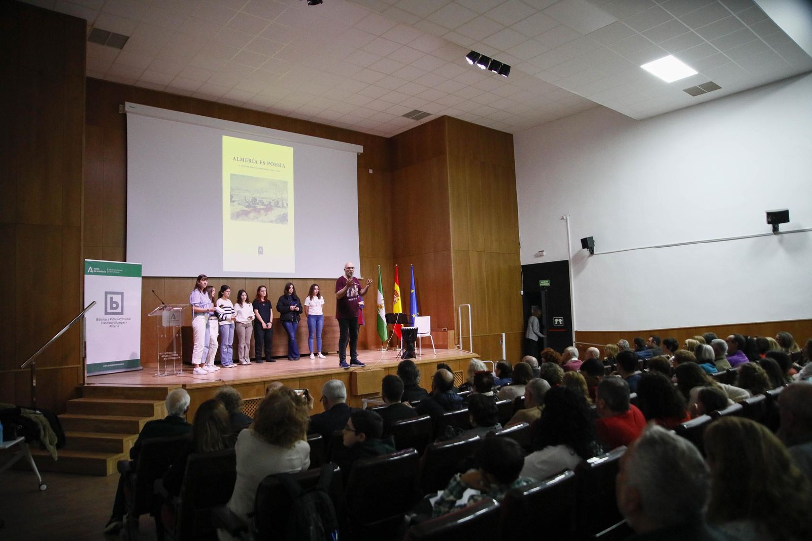 Las imágenes de la presentación del libro "Almería es poesía" en la biblioteca Villaespesa de la ciudad de Almería