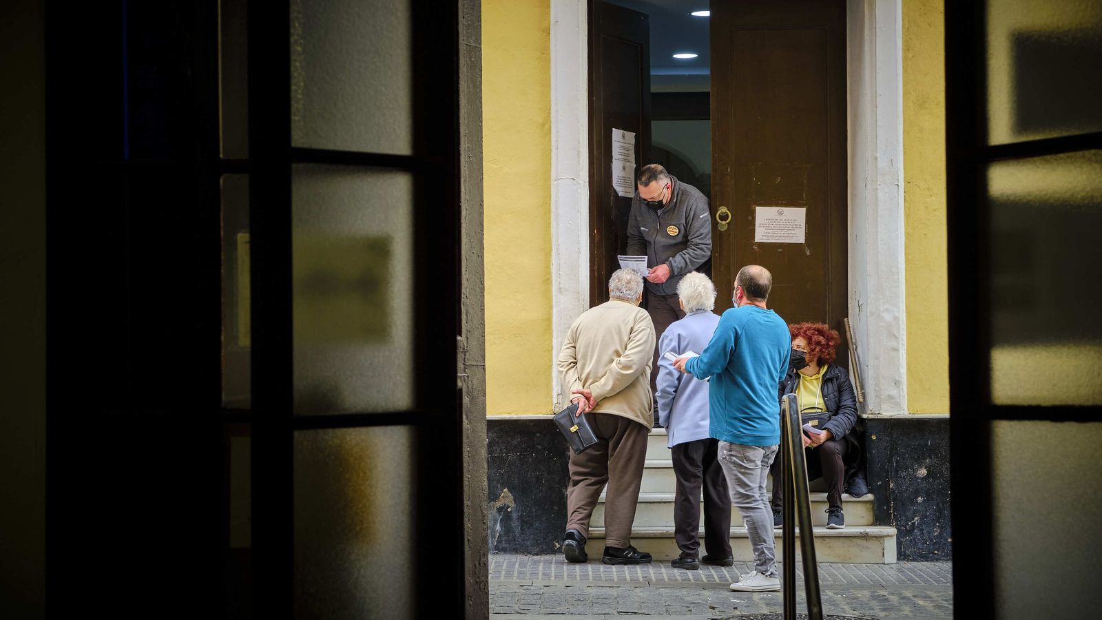 Usuarios de Asuntos Sociales en la puerta de las instalaciones en la calle Zaragoza.