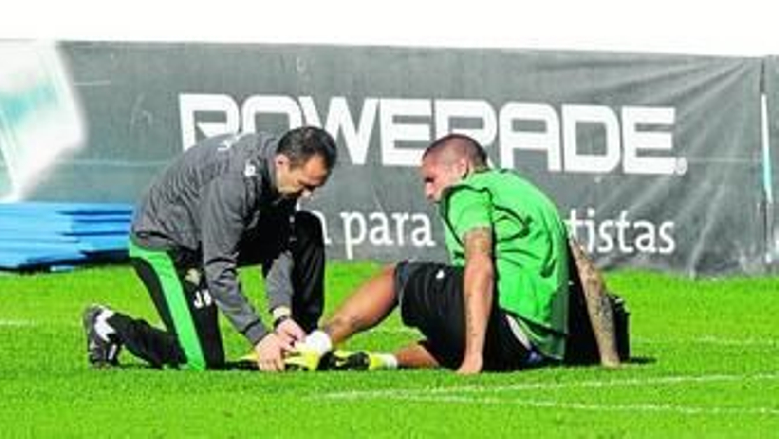 Braian Rodríguez es atendido por José María Montiel, tras dañarse el tobillo izquierdo.