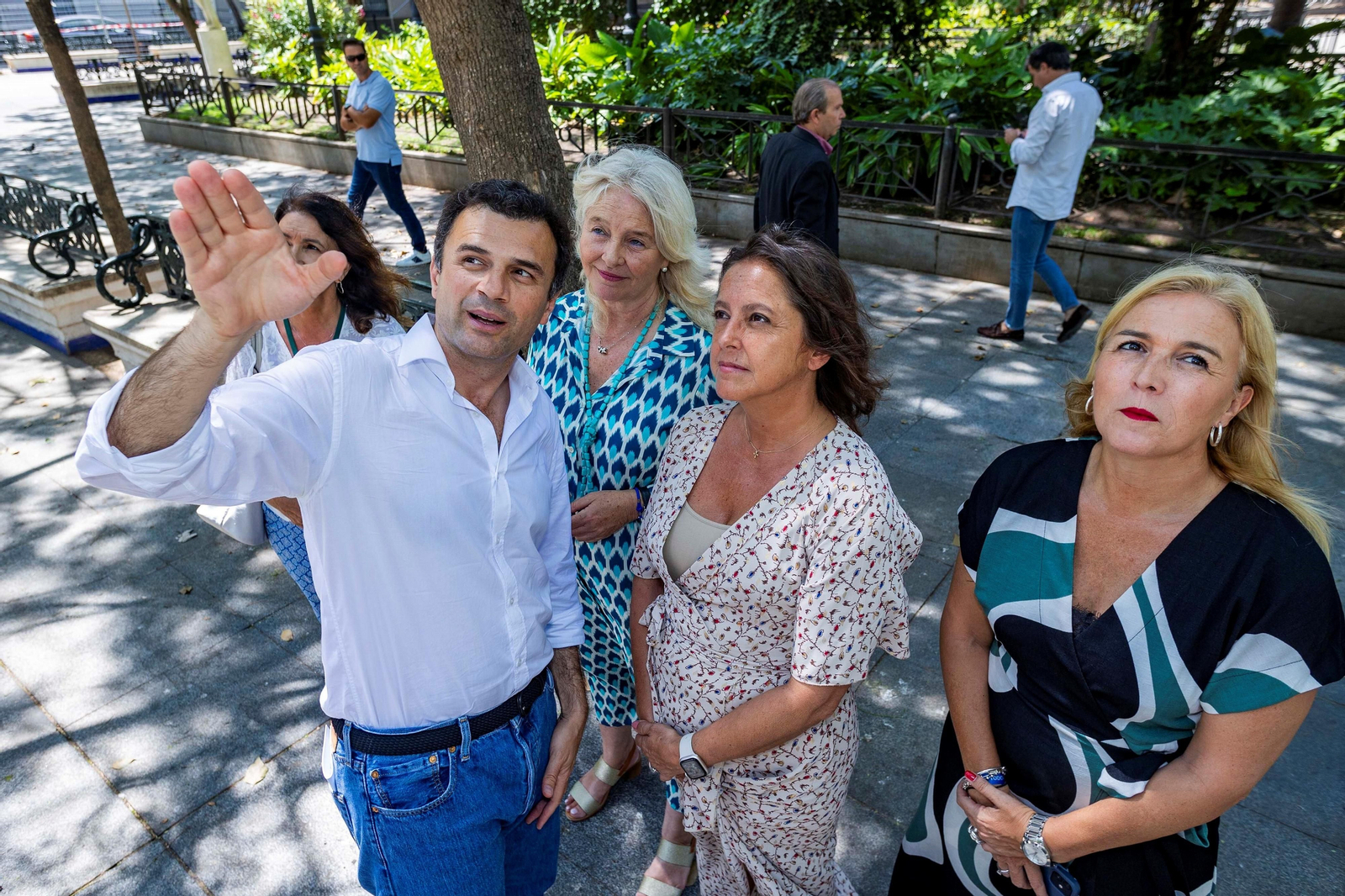 El alcalde de Cádiz, Bruno García, mostrando a la consejera de Salud, Catalina García, la futura ubicación del centro de salud del Mentidero