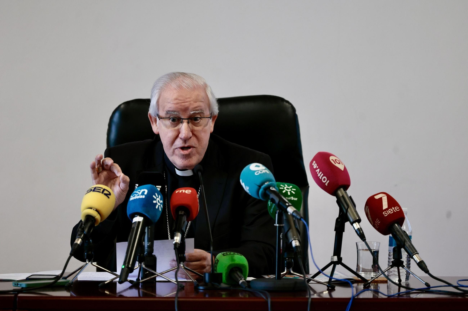 El arzobispo durante la rueda de prensa.