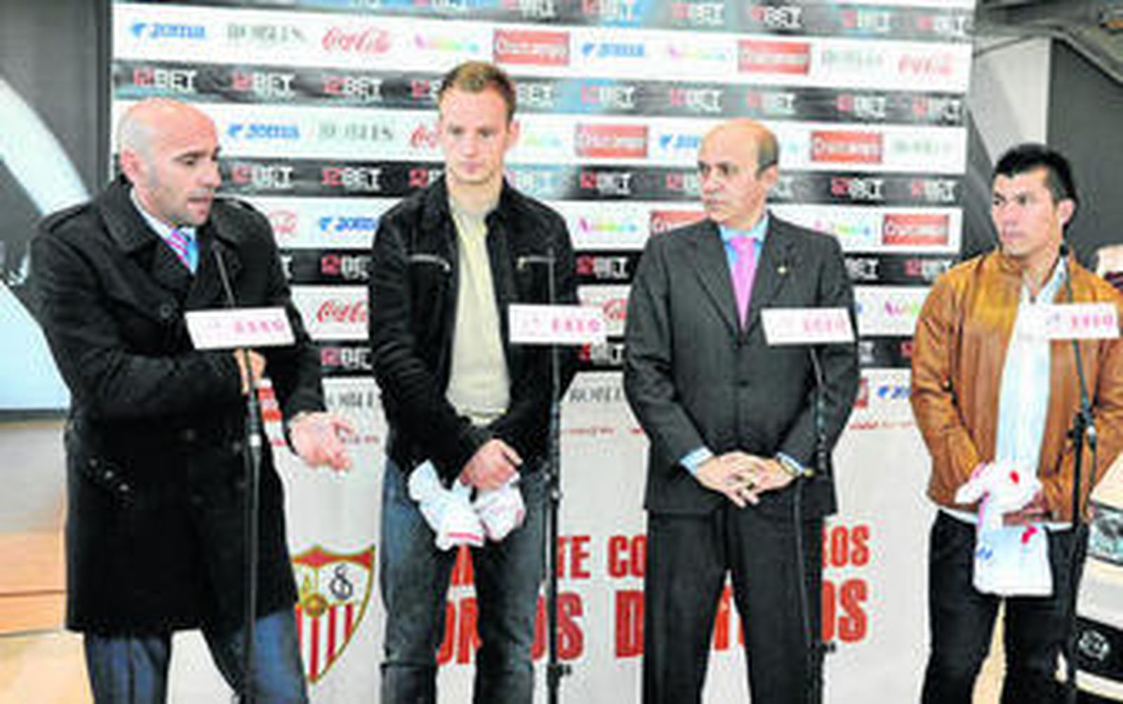 Del Nido escucha a Monchi entre Rakitic y Medel.