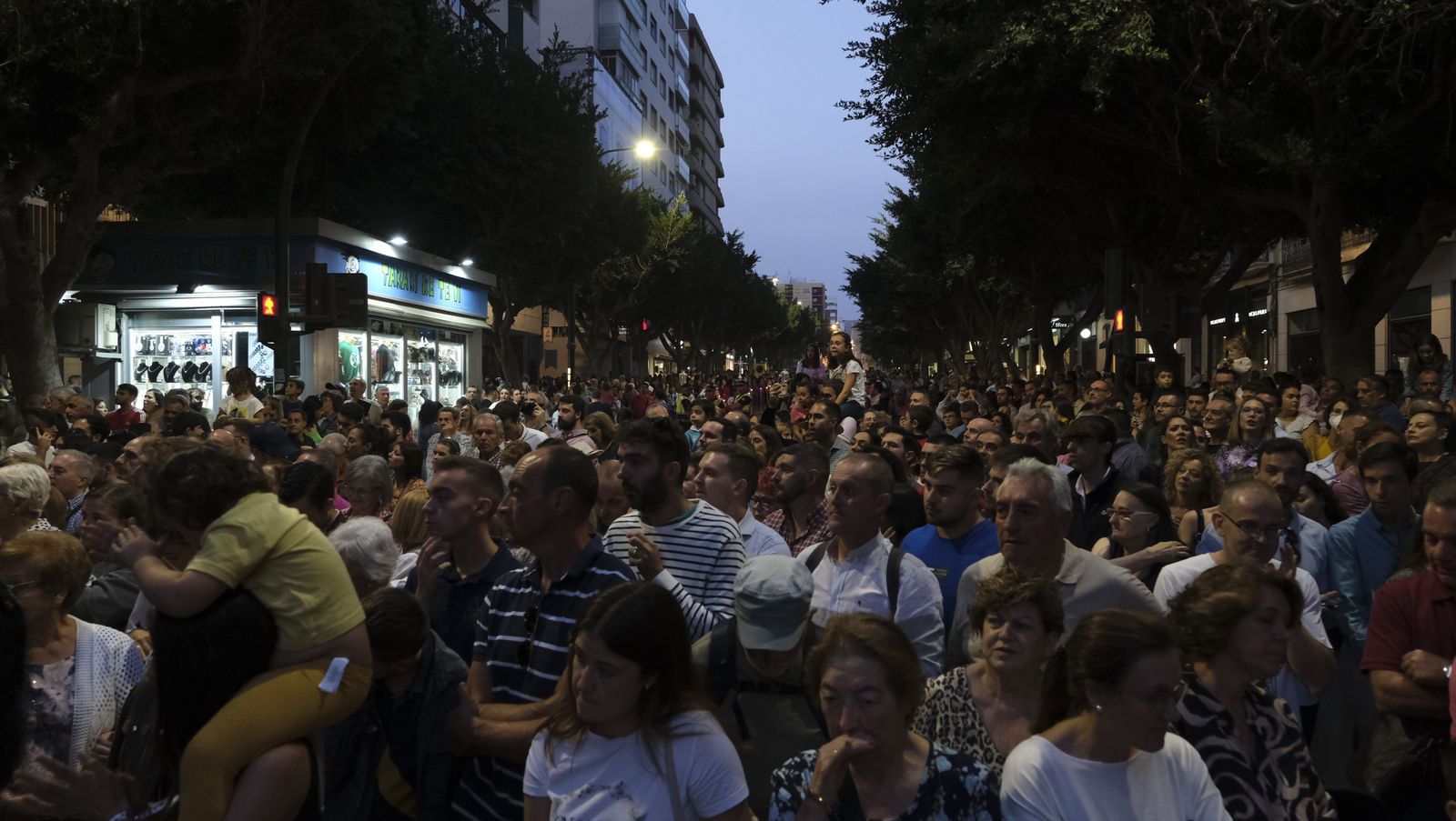 Imágenes de La Magna por las calles de Almería