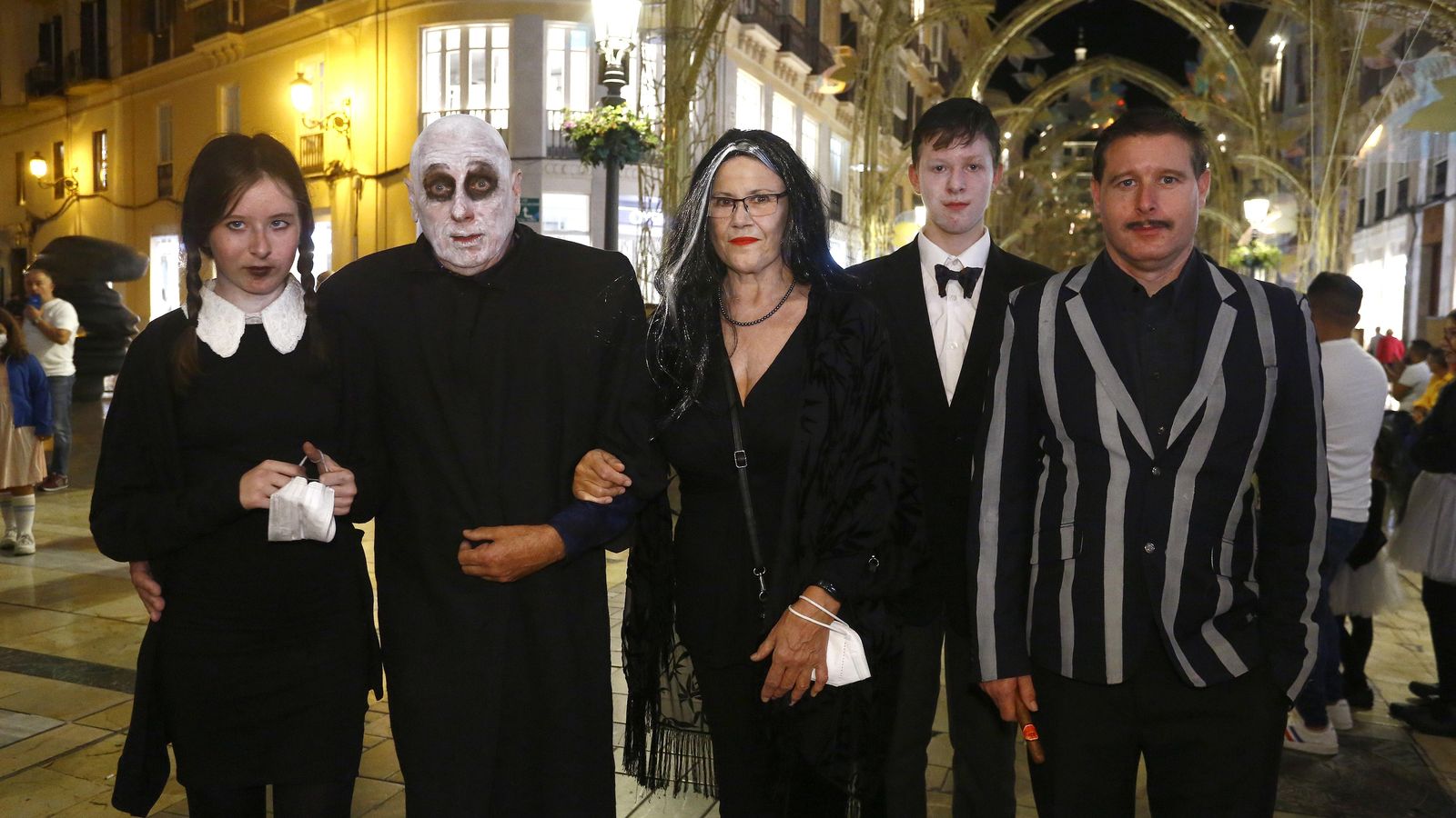 Una familia de británicos, disfrazados de La familia Addams.