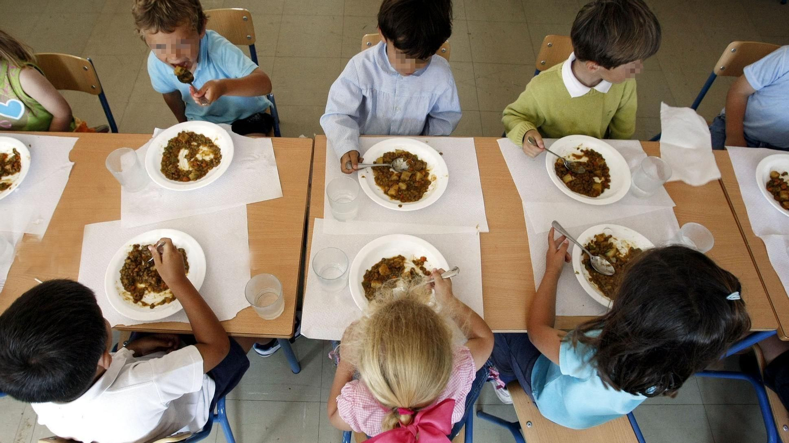Niños comiendo en un comedor escolar | Imagen de archivo Niños comiendo en un comedor escolar | Imagen de archivo