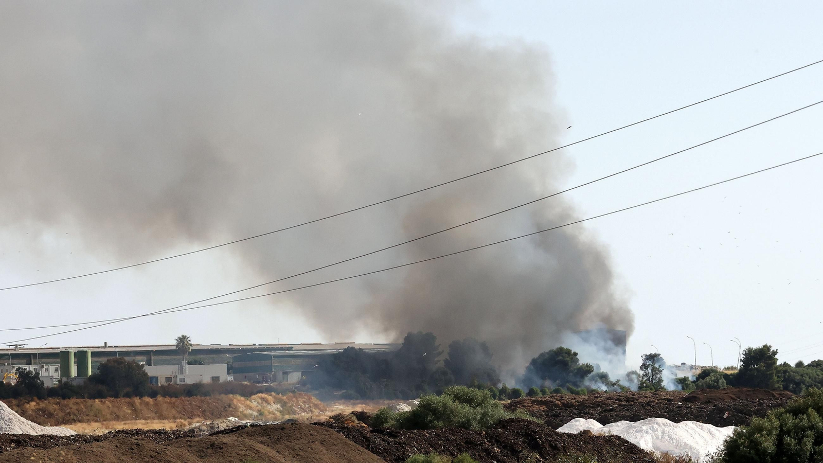 Imágenes del incendio en la planta de Las Calandrias en Jerez