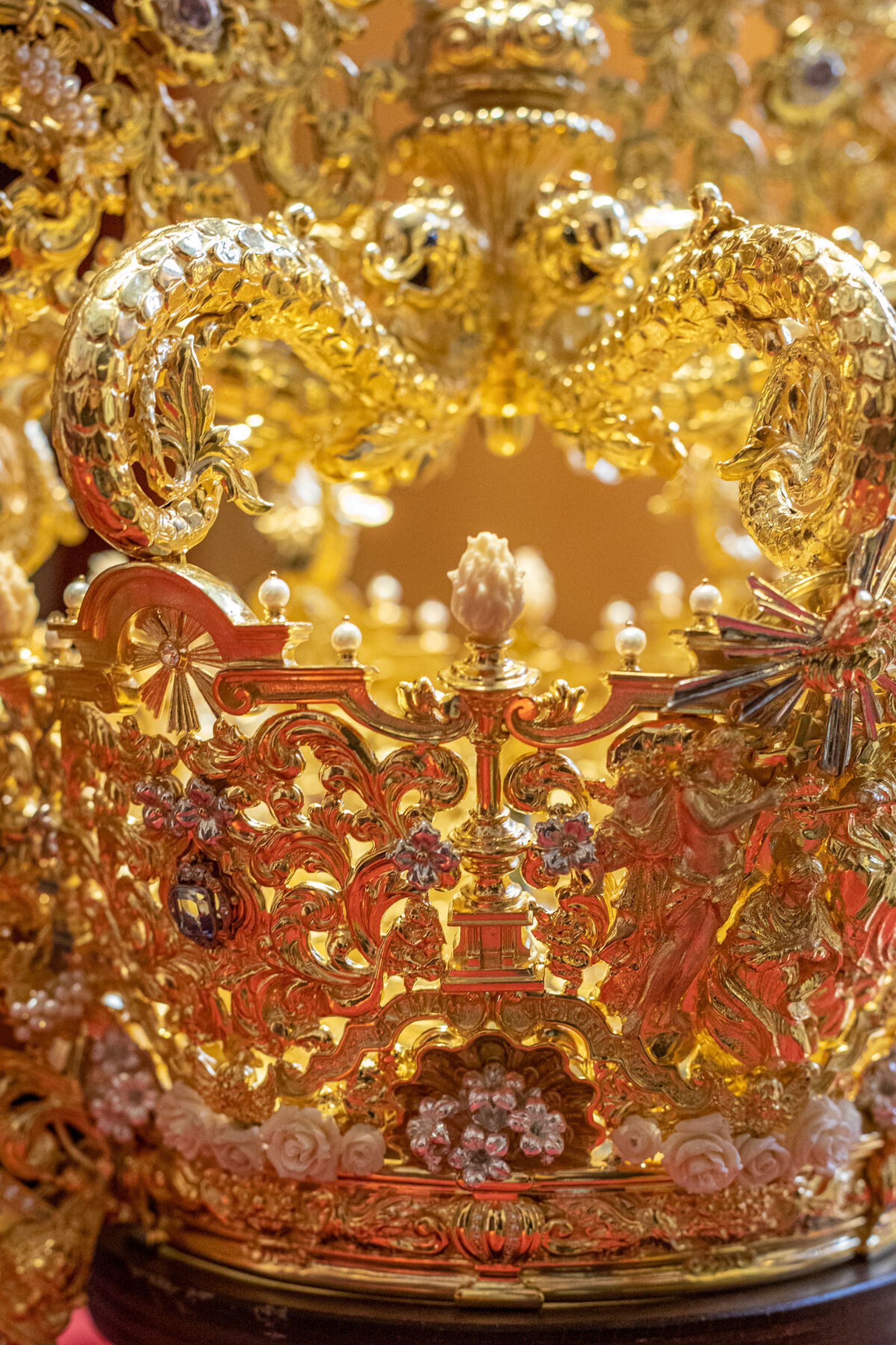 Los detalles de la nueva corona de la Virgen de las Penas.
