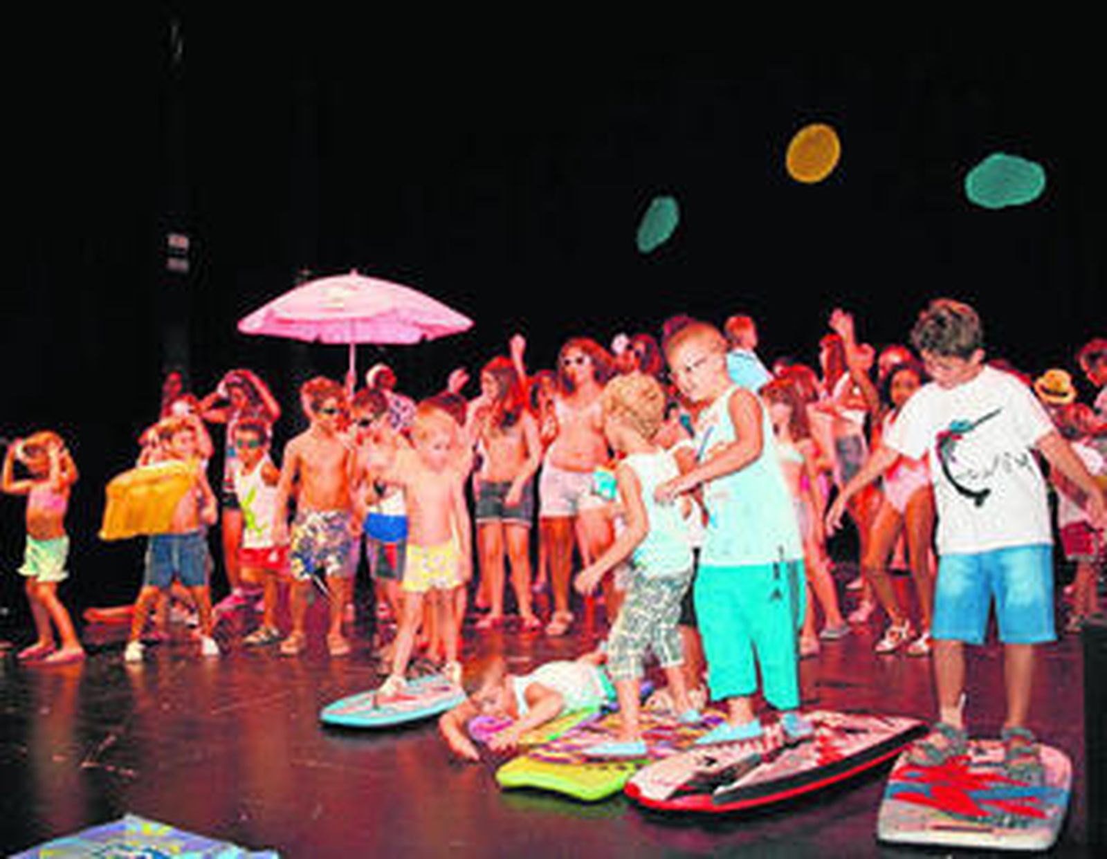 Los más pequeños convirtieron ayer el escenario en una playa.