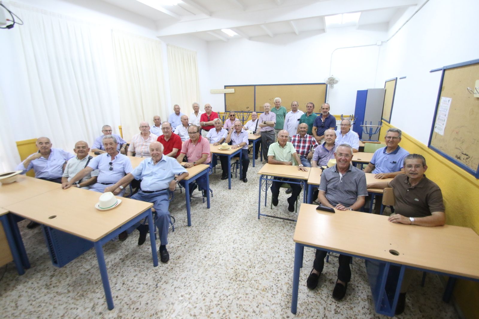 Los antiguos alumnos se sentaron de nuevo frente a la pizarra.
