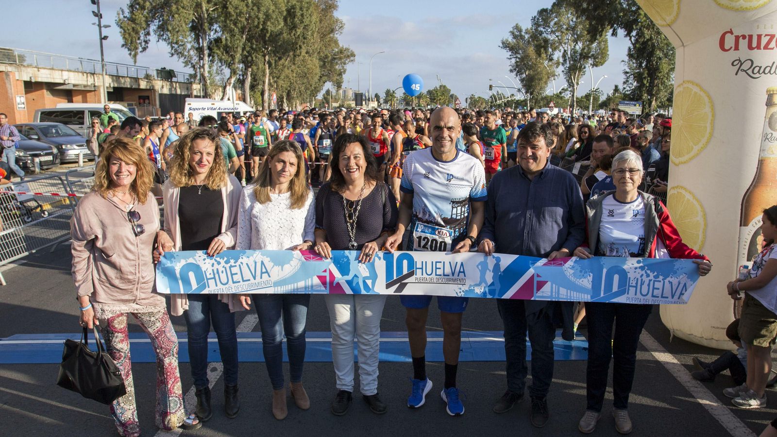 Reyes Estévez, junto a la autoridades.
