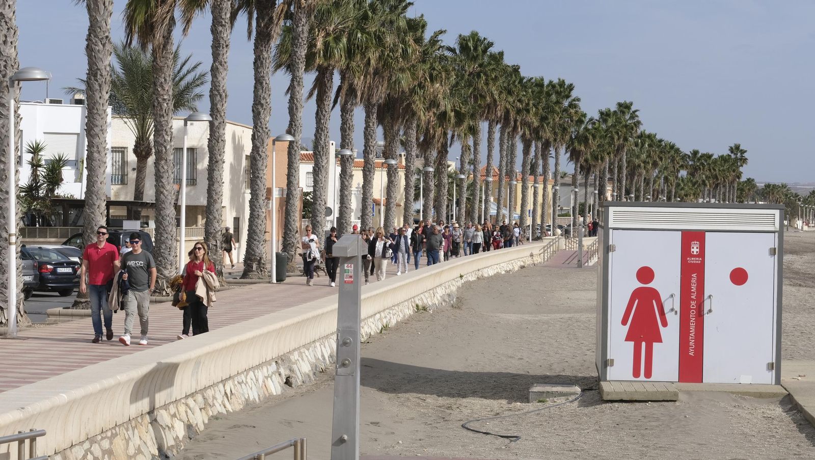 Los vecinos de Costacabana se manifiestan por el arreglo de su rambla, en imágenes