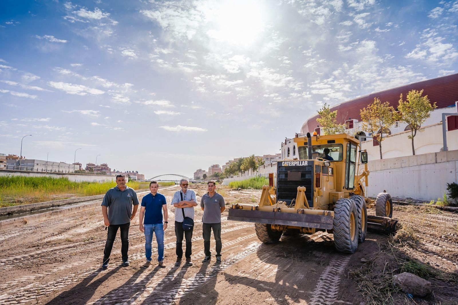 Roquetas limpia y desbroza sus ramblas en previsión de la temporada de lluvias