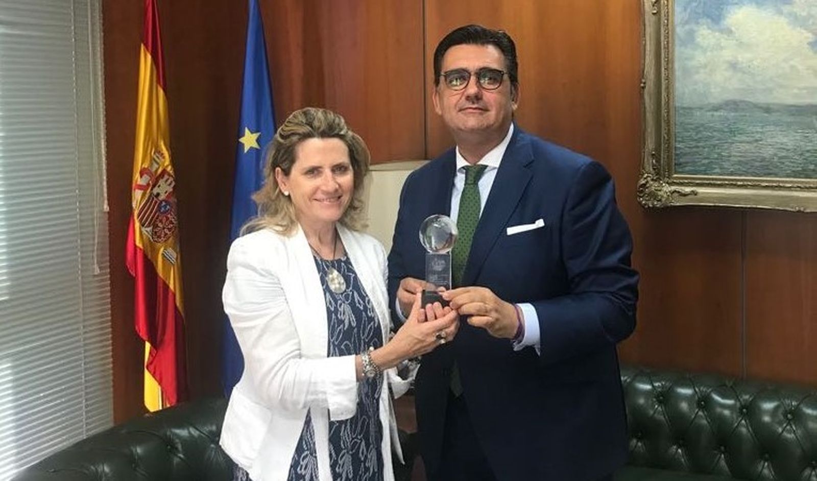 Pilar Jurado entrega el reconocimiento a Jesús Otero.