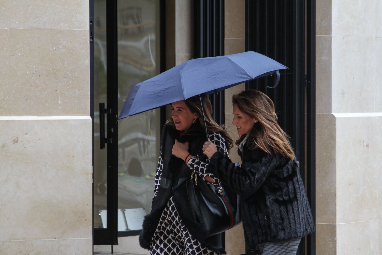 Dos mujeres paseando este jueves en Málaga capital.