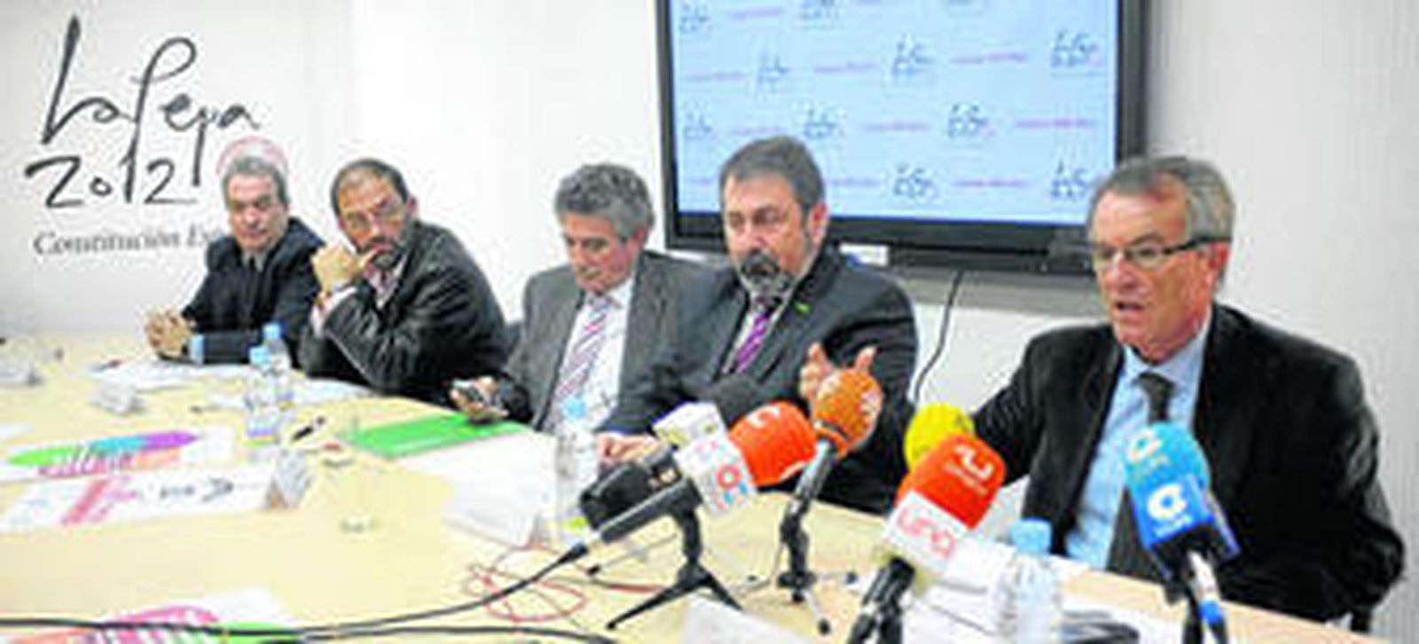 Luis Pizarro (en el centro de la imagen) presidió ayer la presentación de los actos que se realizarán conjuntamente con la APC.