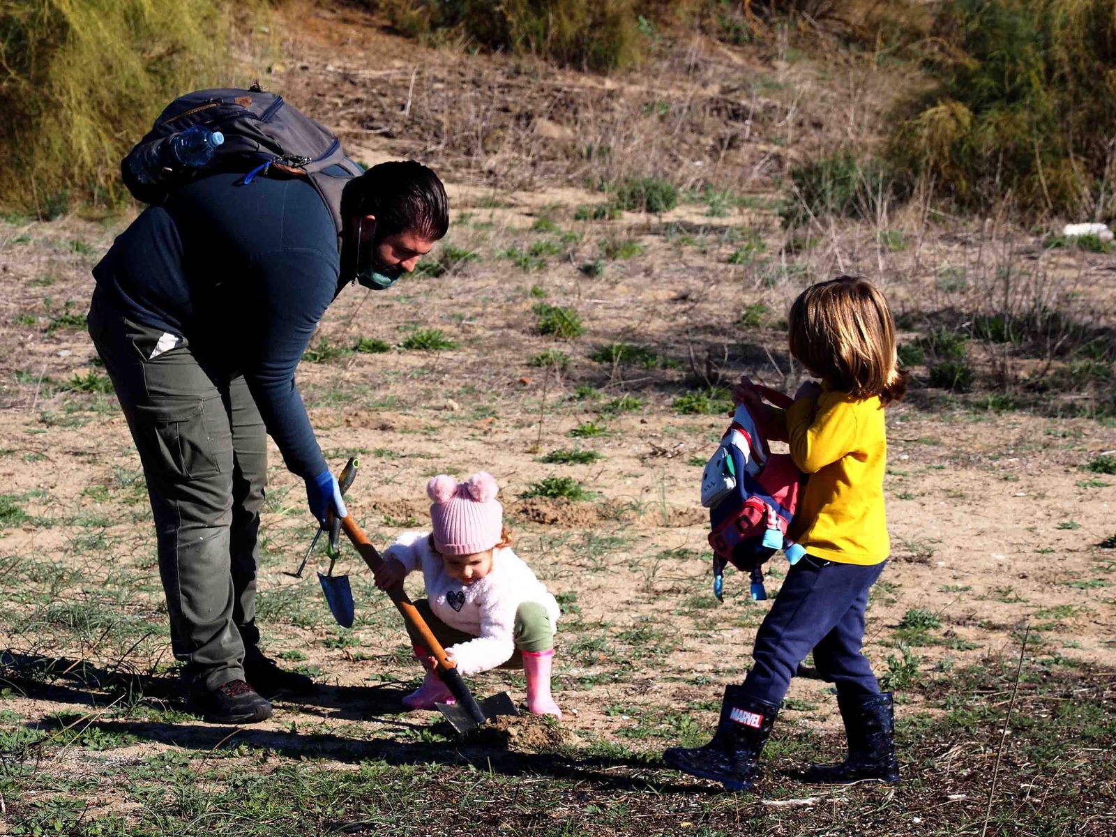En la acción ambiental han participado familias enteras