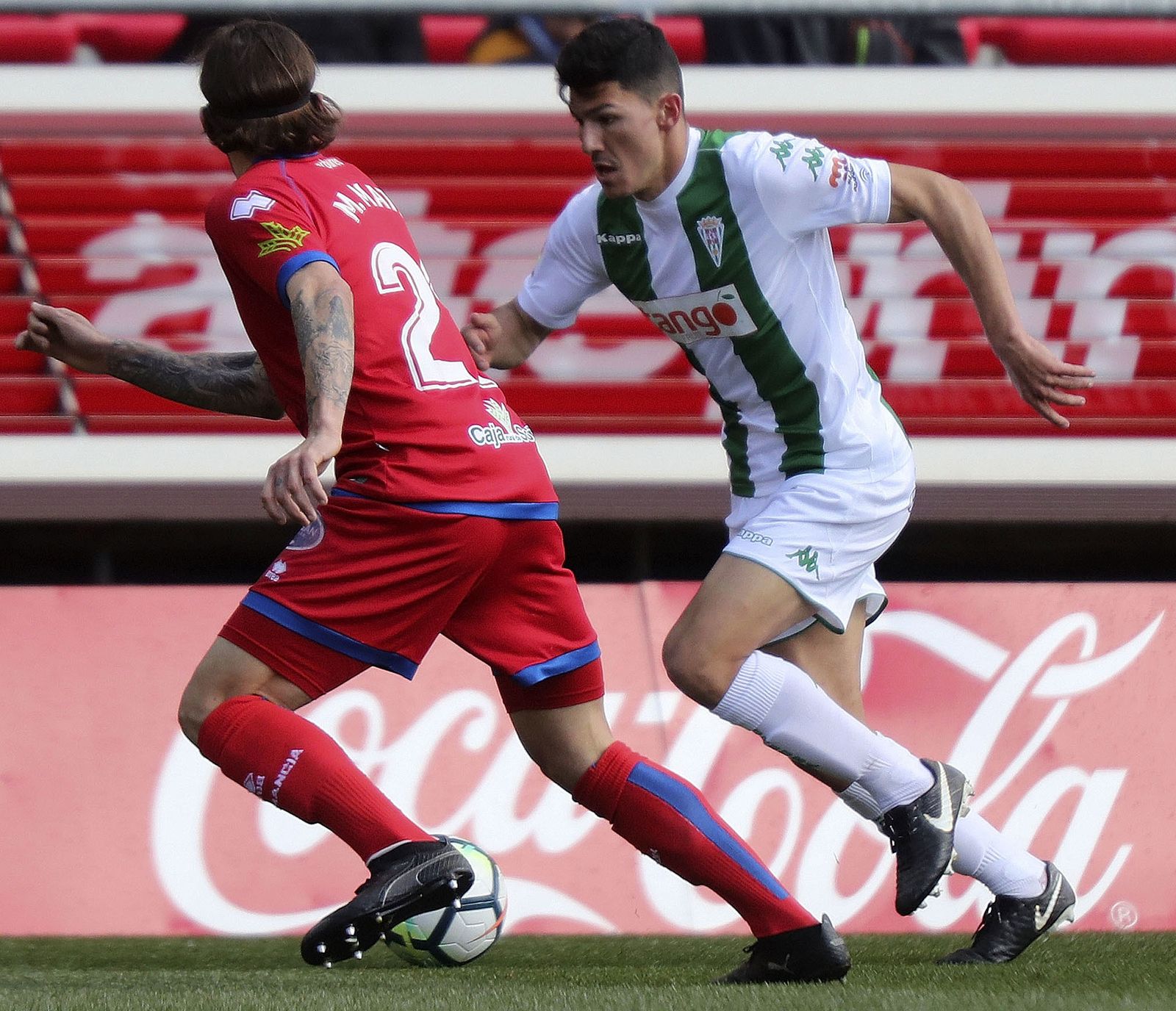 Loureiro trata de superar a Marc Mateu.