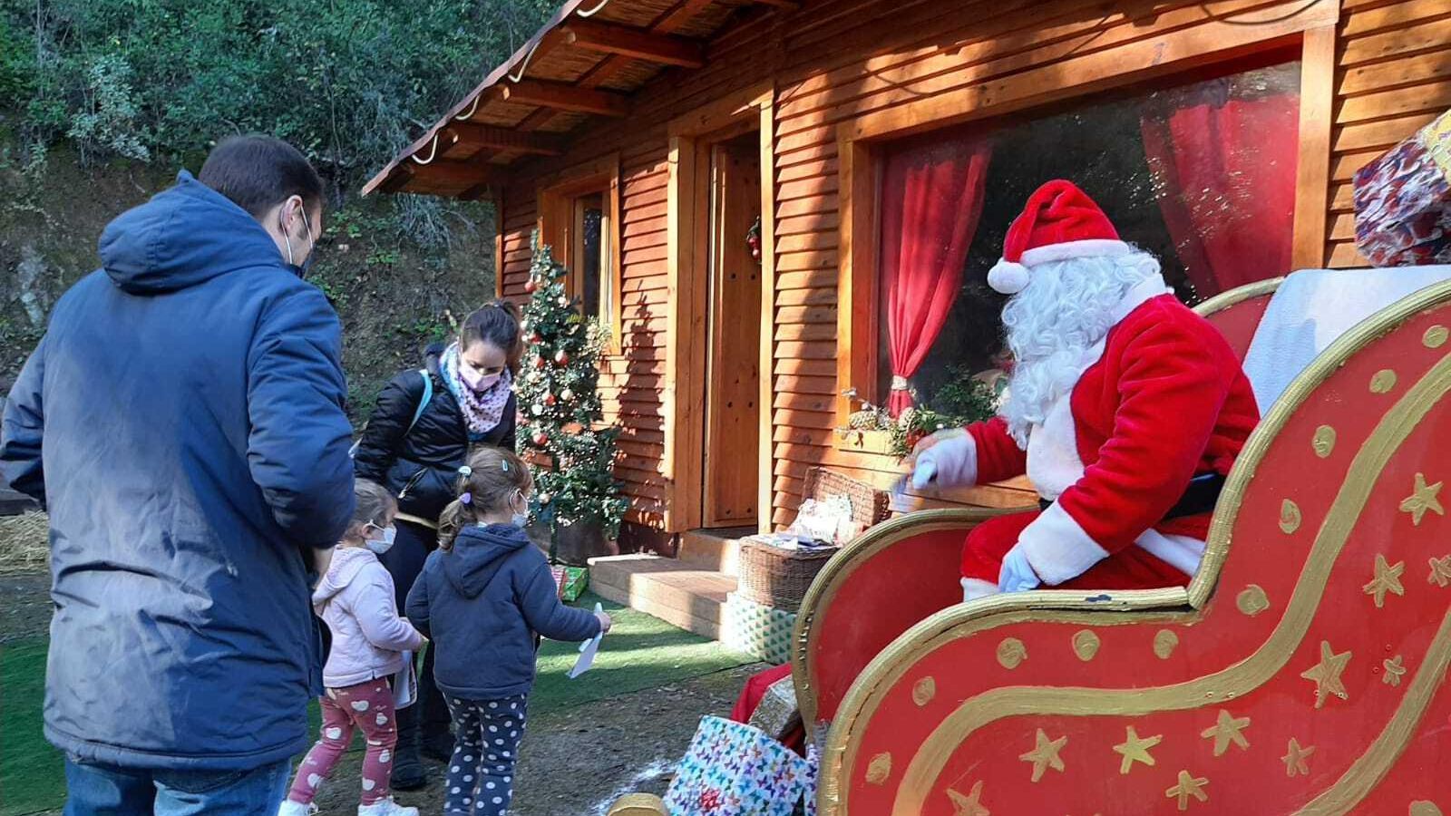 Papá Noel a las puertas de su cabaña.
