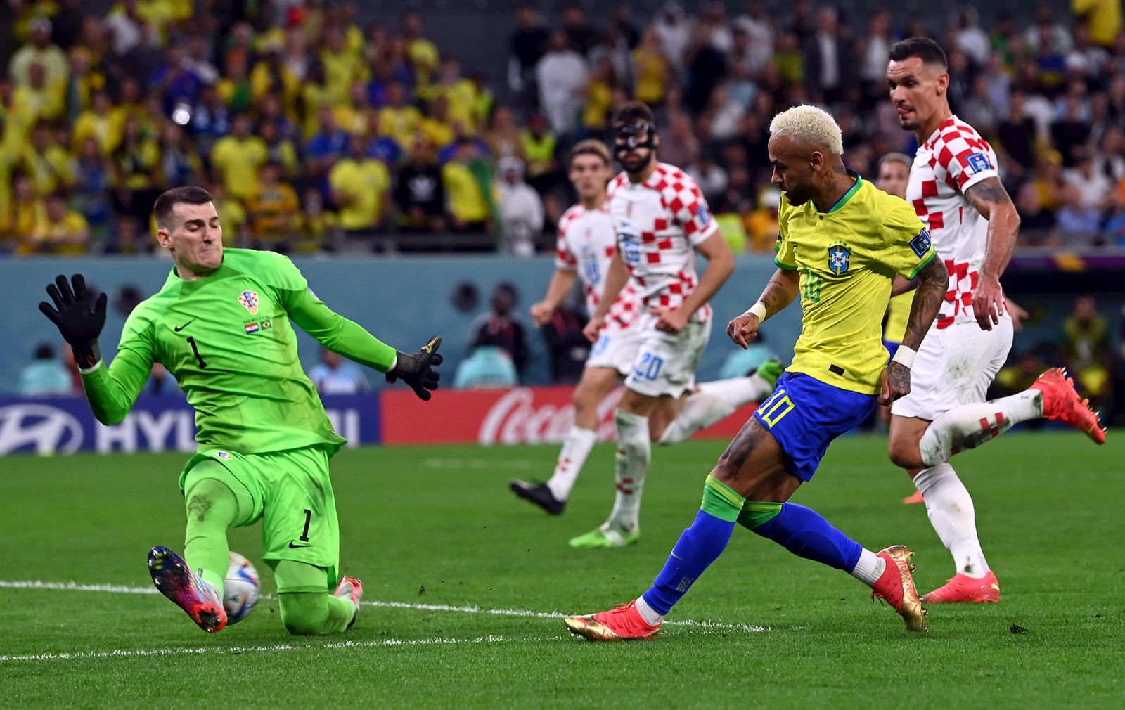 Livakovic le detiene un disparo a Neymar durante el encuentro ante Brasil del pasado Mundial.