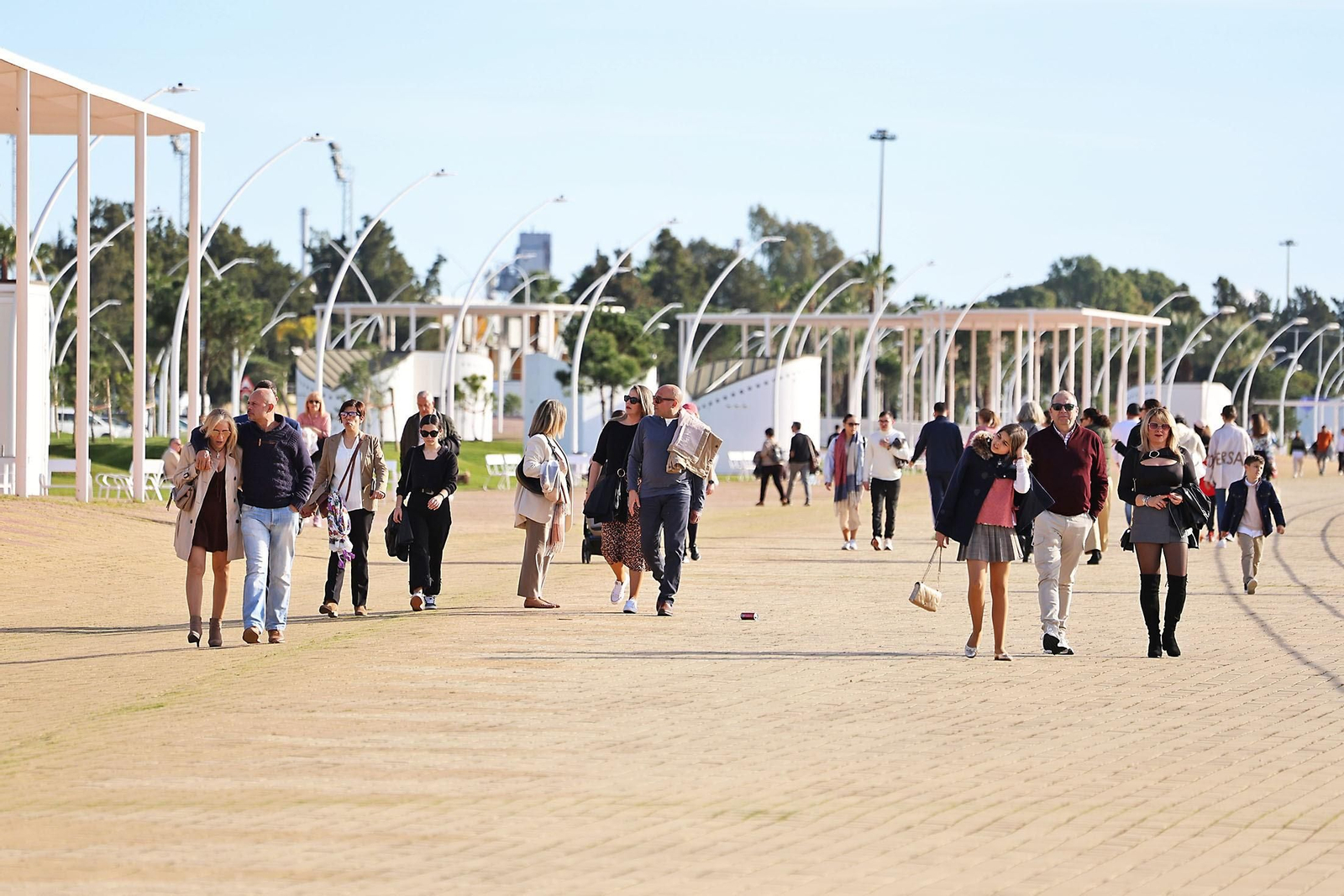 Ambiente en el Paseo de la Ría un día soleado.