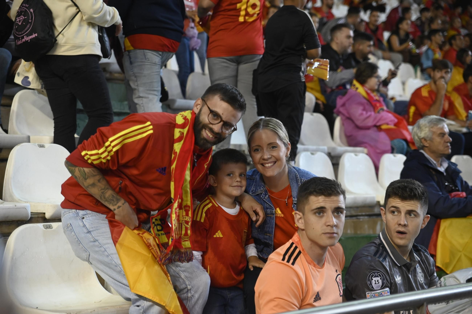 Las mejores fotos del ambiente en el España - Serbia de El Arcángel, en Córdoba
