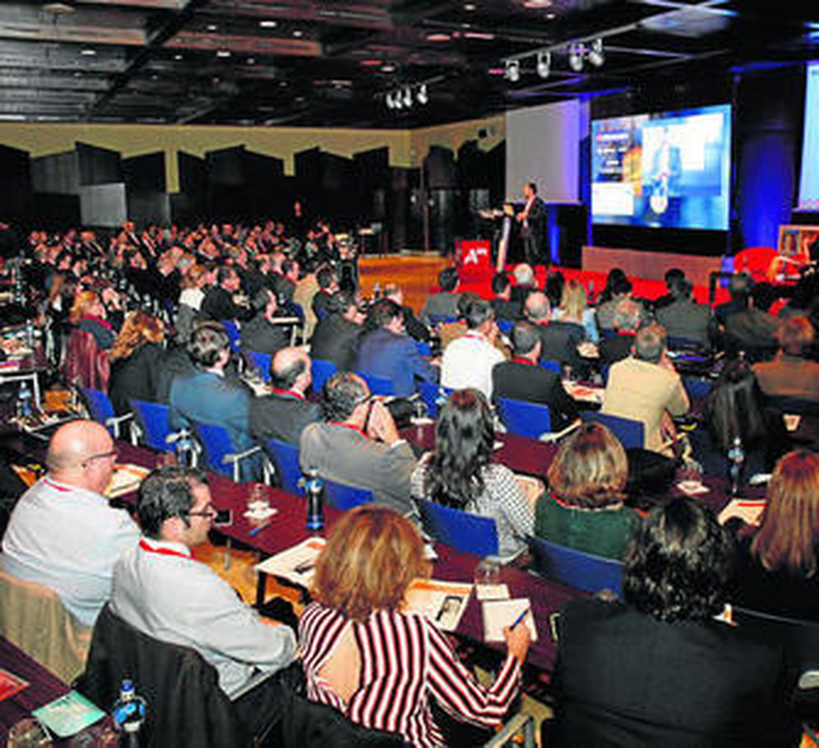 La sala del Palacio de Ferias donde tuvo lugar el encuentro estaba repleta.