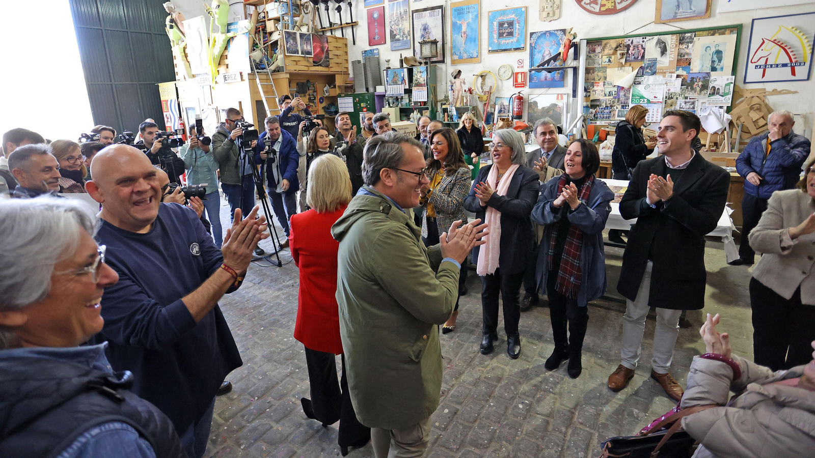 Los Reyes Magos visitan sus carrozas en el taller de Fiestas de Jerez