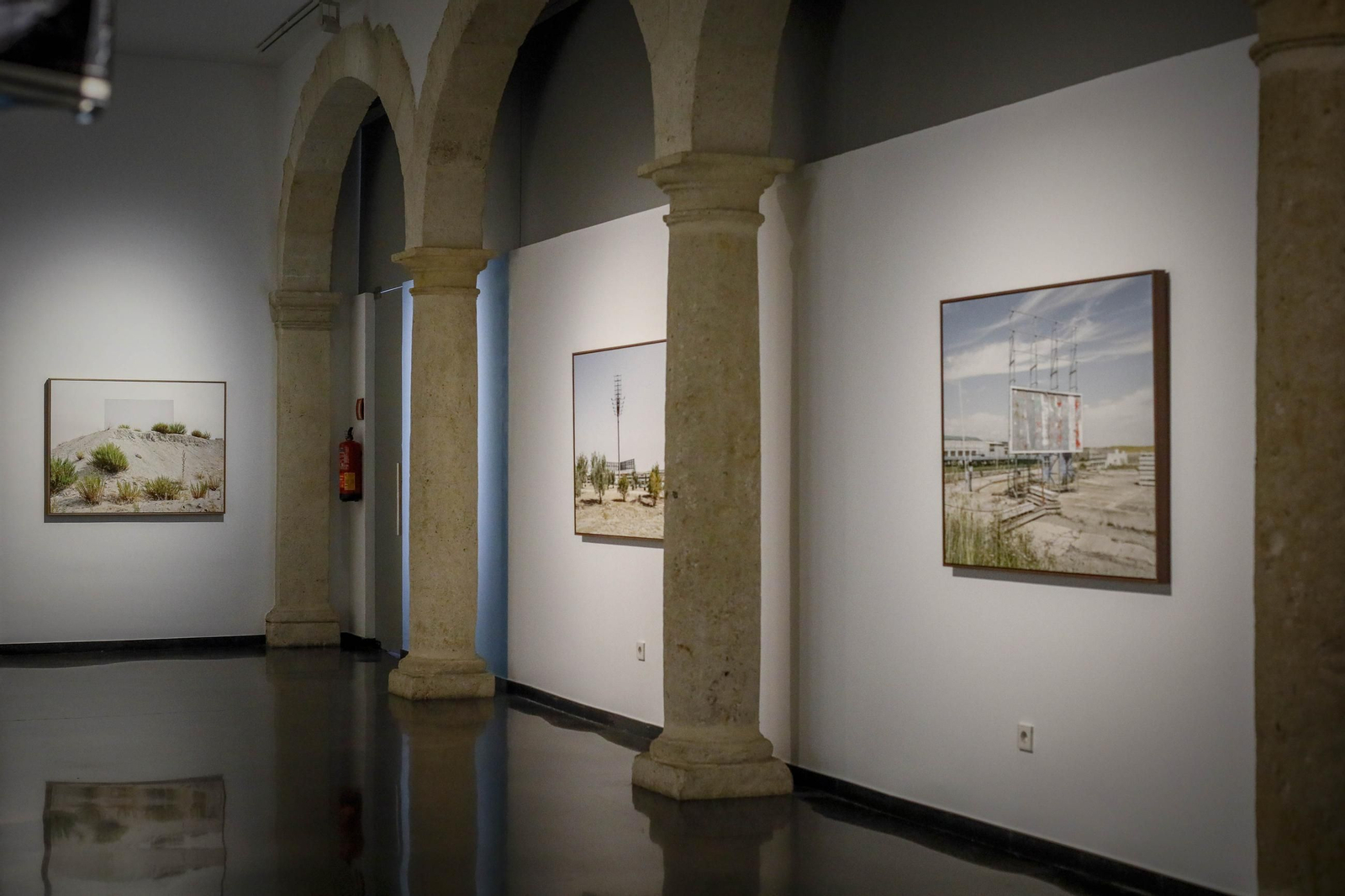La exposición fotográfica 'Espacio disponible' de Eduardo Nave en el Centro Andaluz de la Fotografía de Almería, en imágenes