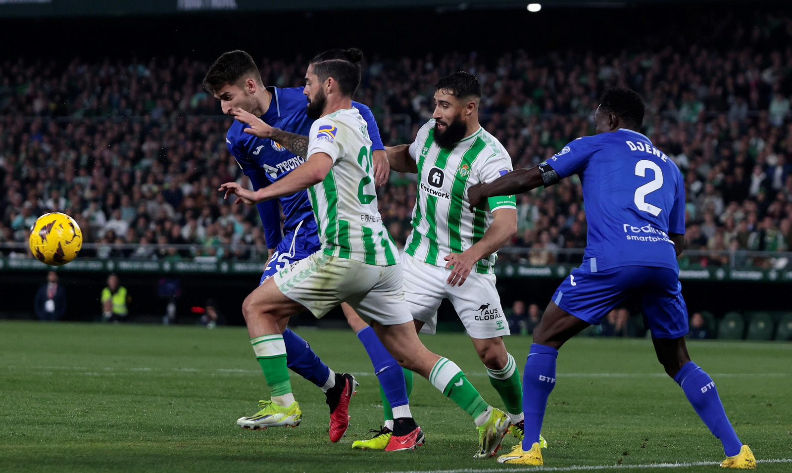 Isco y Fekir, en un lance con Yellu y Djené.