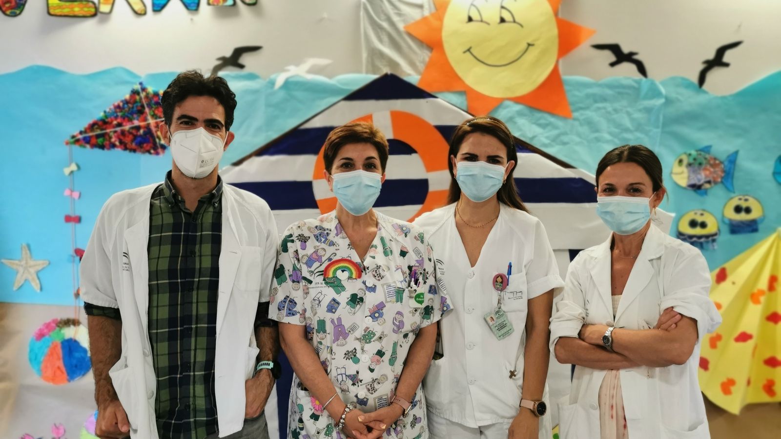 De derecha a izquierda: la jefa del servicio de Pediatría, Eva Torres; la supervisora de Pediatría, Rocío Cordero; la enfermera educadora de diabetes, Mª Luis Verdugo, y el pediatra referente en la consulta de Diabetes Infanto-Juvenil Juan Diego Carmona.