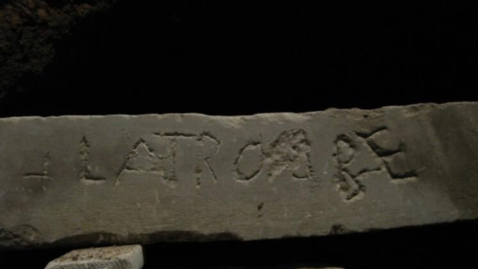 Inscripción procedente del teatro romano de Cádiz.