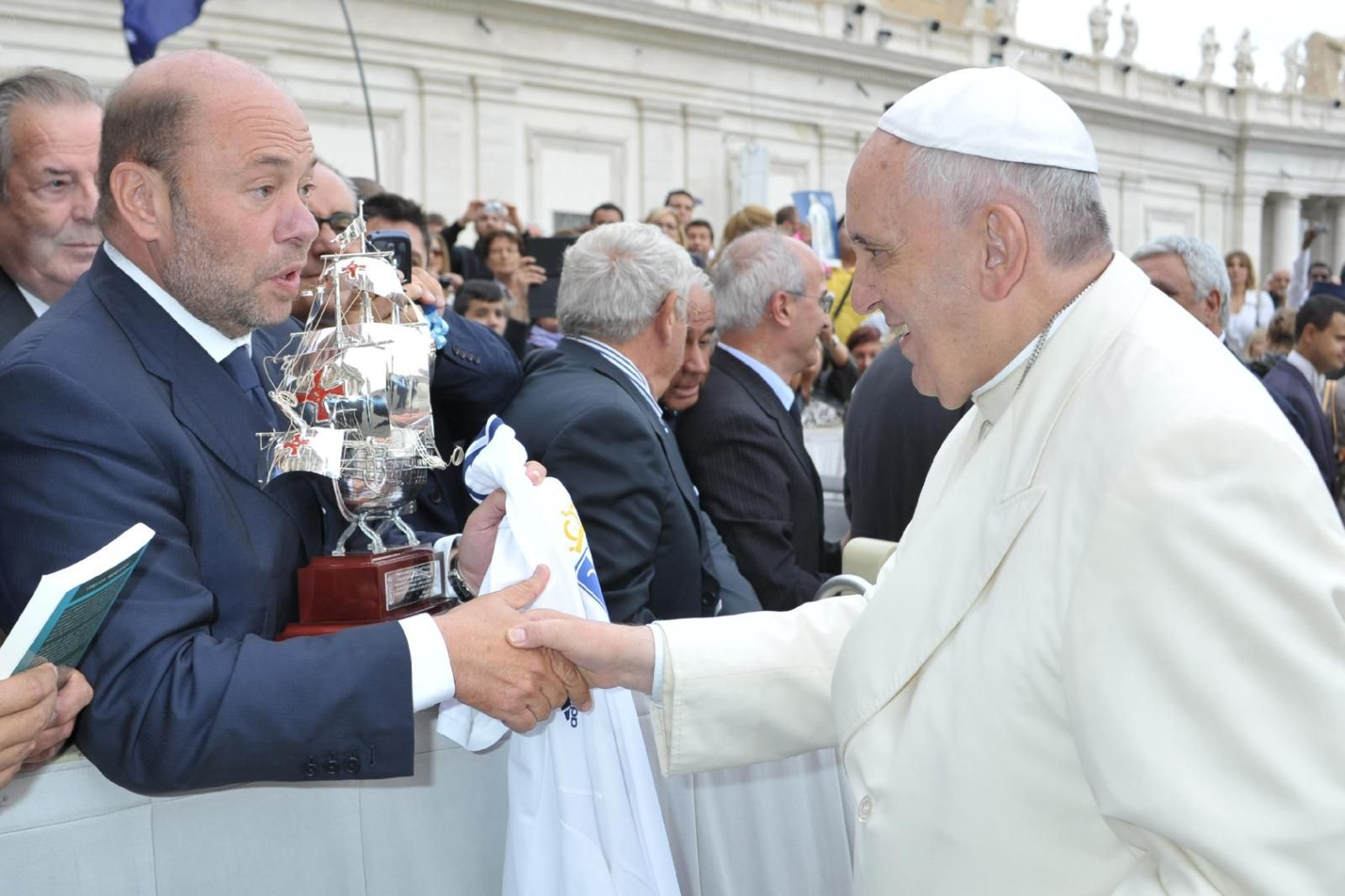 El día que el Papa Francisco recibió a una delegación del Recreativo de Huelva por su 125 aniversario