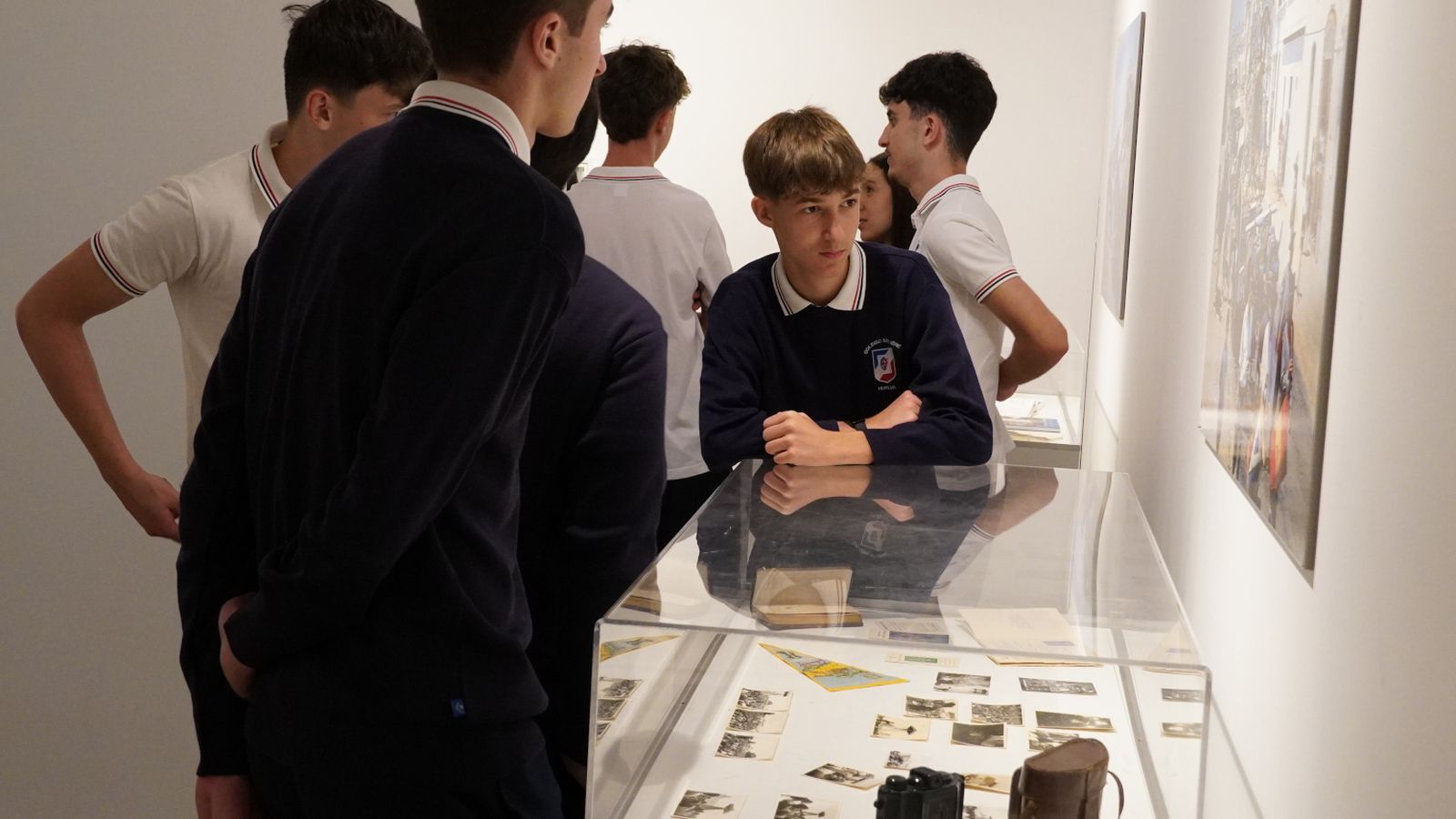 Alumnos del Colegio Molière en la exposición.