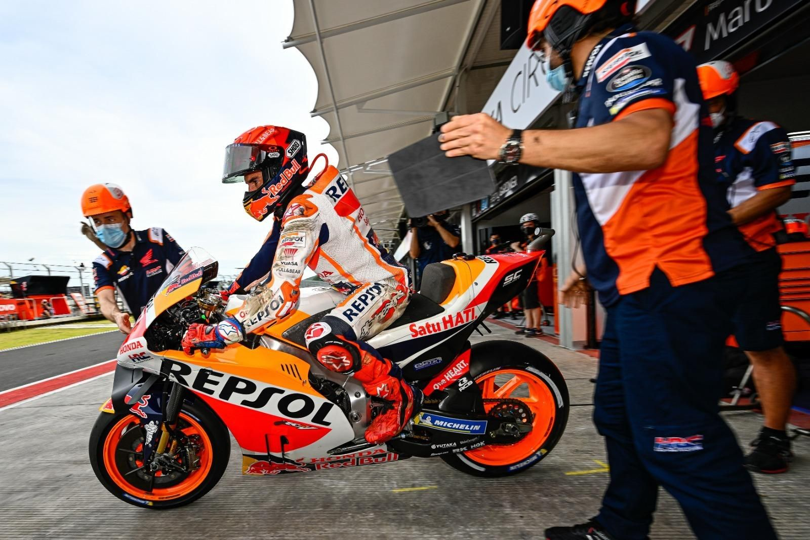 Márquez, saliendo del box.