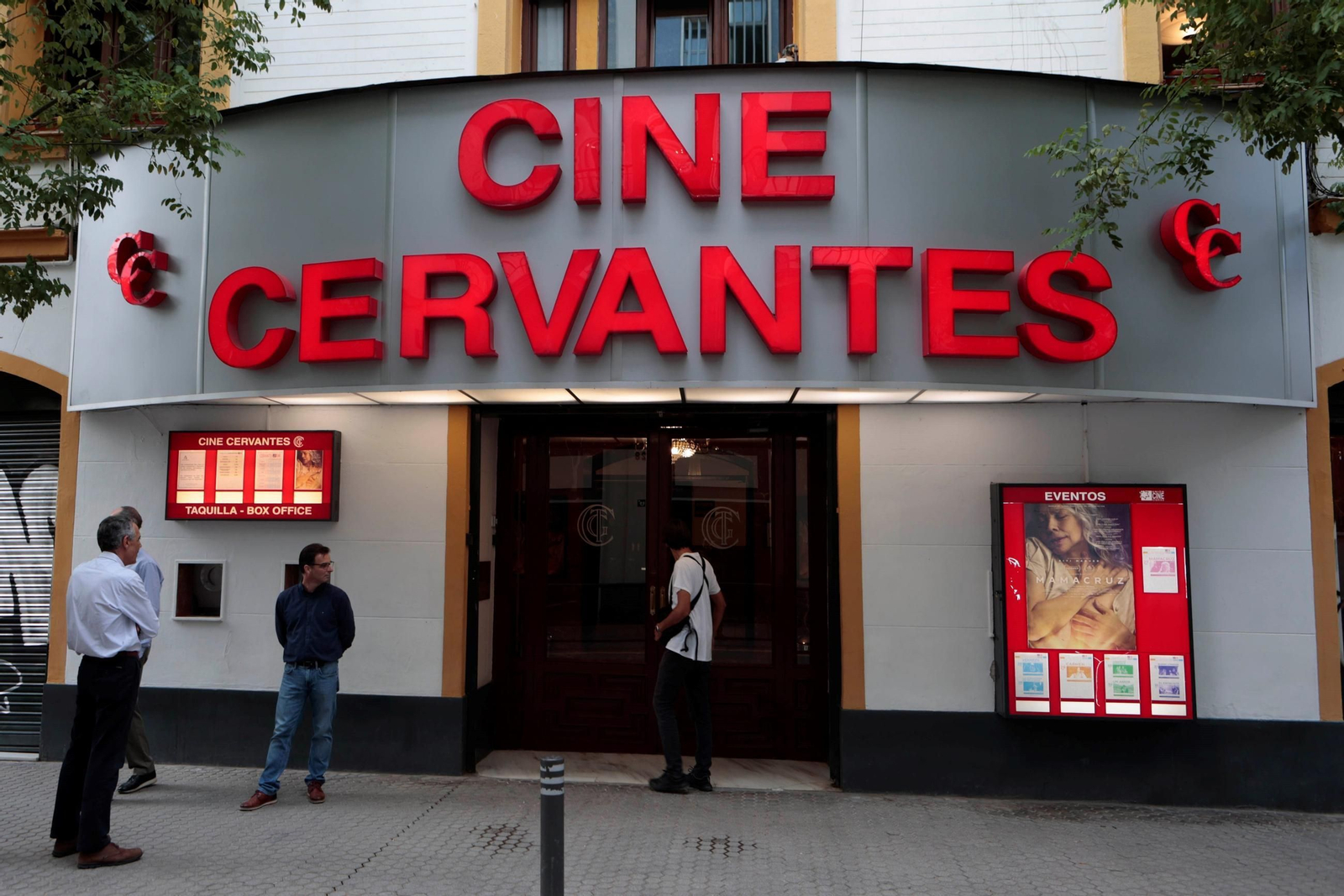 Entrada principal del Cine Cervantes, en el número 33 de la calle Amor de Dios.